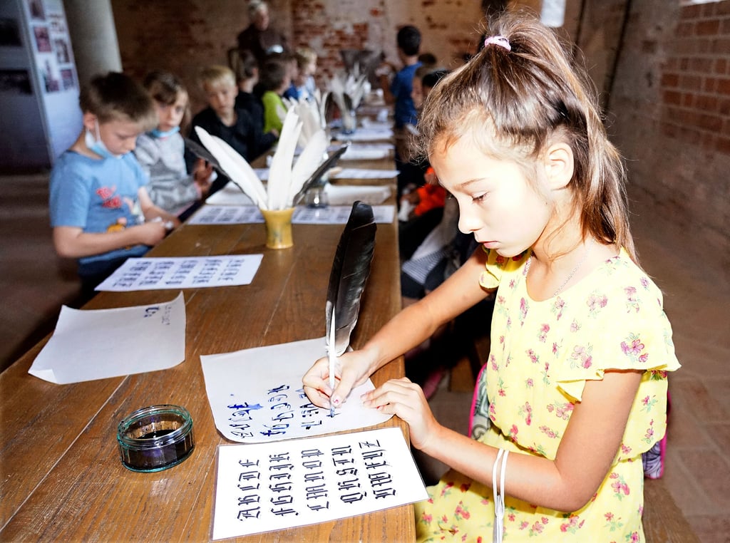 Sophie übt sich im Schreiben von Zahlen und Buchstaben aus frührer Zeit. Sie hatten damals oft eine andere Bedeutung als heute.
