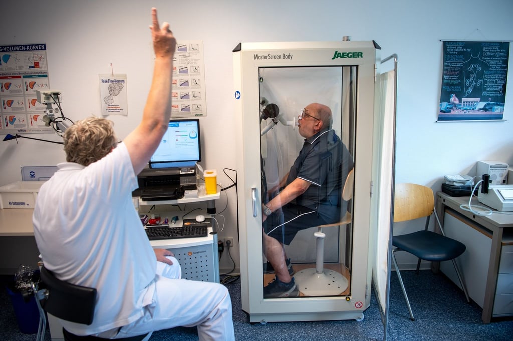 Reinhard Janzen sitzt zur Überprüfung seiner Lungenfunktion in einem Bodyplethysmographen in der Reha-Klinik Bad Rothenfelde.