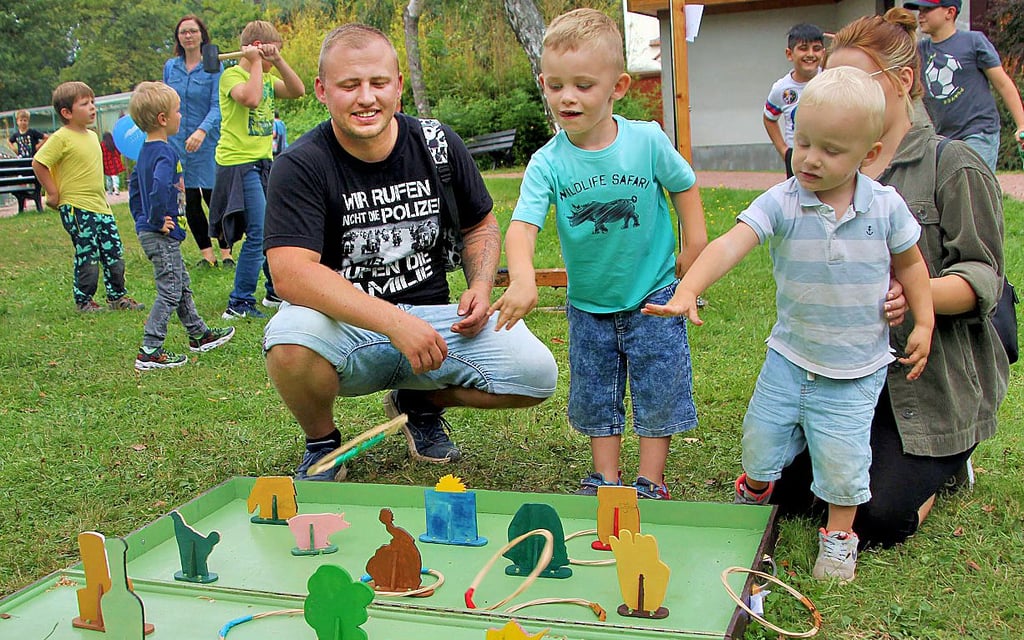 Nico und Anna Pfanne mit ihren Kindern Henry und Mattes beim Ringwerfen.