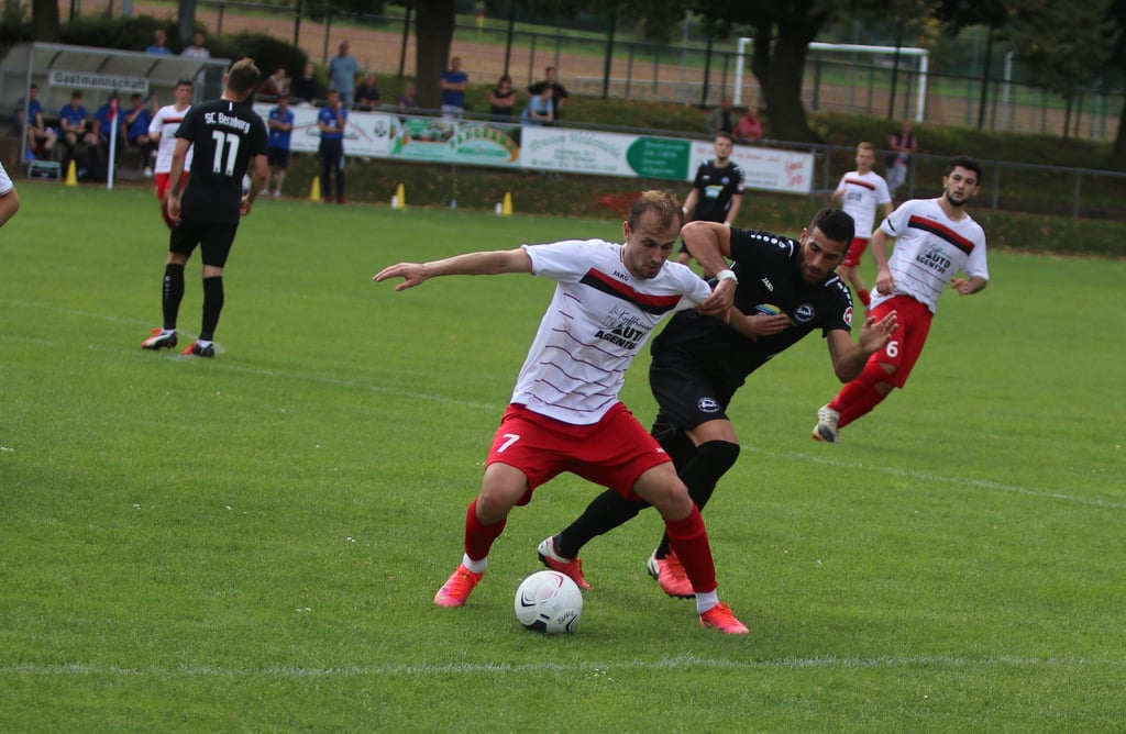 Alle Kelbraer Bemühungen blieben erfolglos. Ein Tor gelangd em SV nicht. Hier kommt Jaroslav Shpikula nicht am Gegenspieler vobei.
