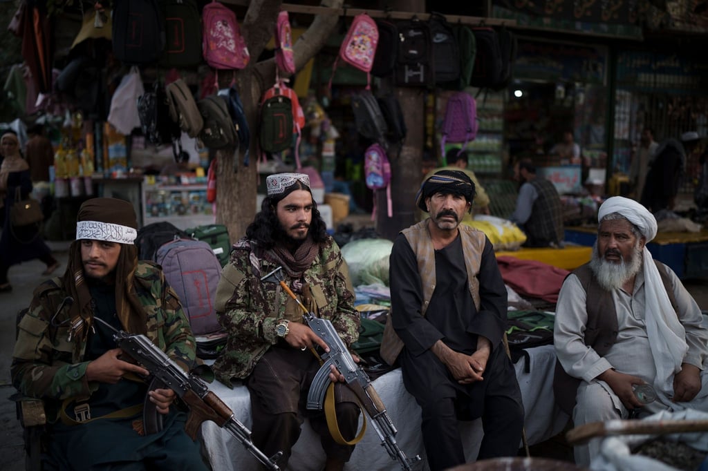 Bewaffnete Taliban-Mitglieder auf einem lokalen Markt in Kabul.
