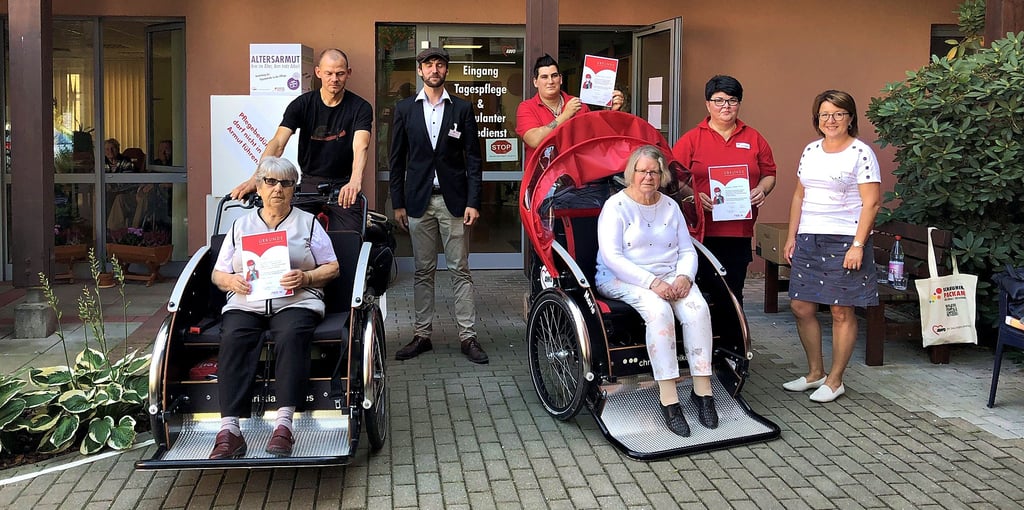 Taufe und ?Piloten?-Ehrung: Mit diesen beiden Rikschas werden älteren Menschen Ausflüge ermöglicht.