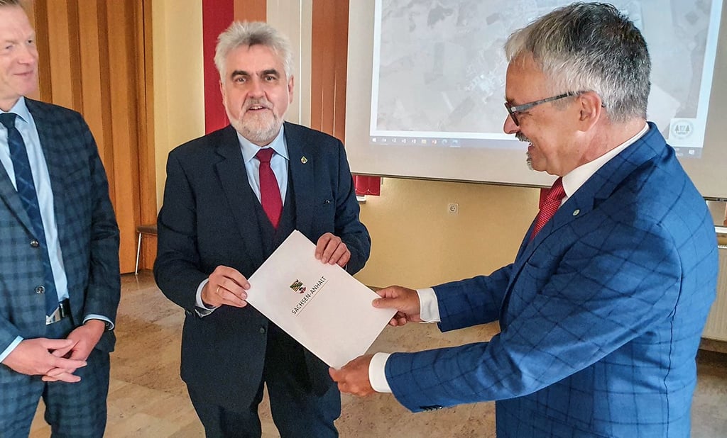 ZVO-Geschäftsführer Lutz Günther (r.) nimmt den Förderbescheid von Minister Armin Willingmann in Empfang.