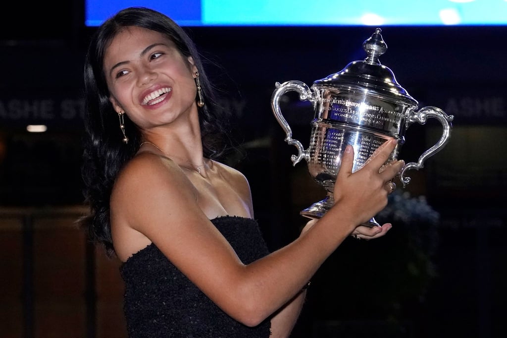 Die Britin Emma Raducanu posiert vor dem Arthur-Ashe-Stadion mit der Meisterschaftstrophäe.