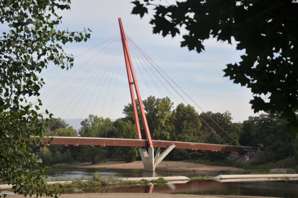 Die Brücke am Wsserfall verbindet in Magdeburg den Stadtteil Cracau mit dem Stadtpark Rotehorn.