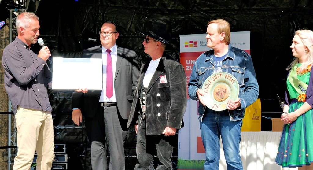 Axel Jordan vom Förderverein Jungborn Harz und Bürgermeister Heiko Breithaupt verleihen den Adolf-Just-Preis 2021 an André Hake und Carsten Paul vom Förderverein des Blankenburger Herbergsmuseums (von links). Rechts Blütenkönigin Anne I.