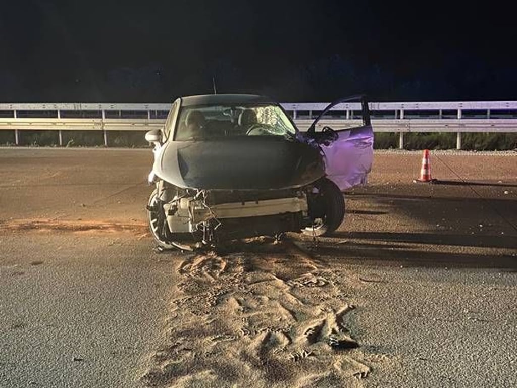 Der schwer beschädigte Audi auf der A9.