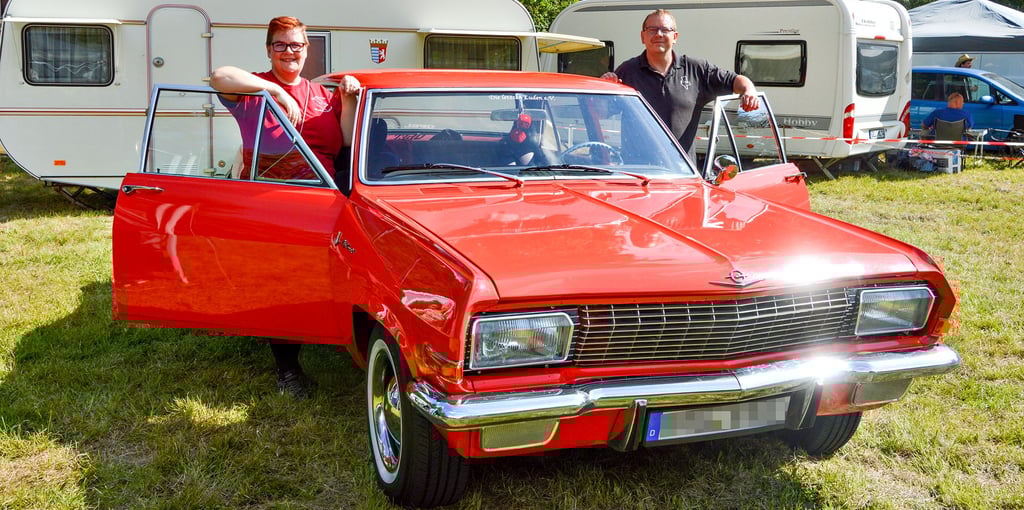 Sandra Schmidt und René Biedermann vom Opel Forum Sachsen-Anhalt organisieren seit Jahren ein Opel-Treffen in Weißenfels. Hier zeigen sie einen Diplomat AV 8 aus dem Jahr 1966.