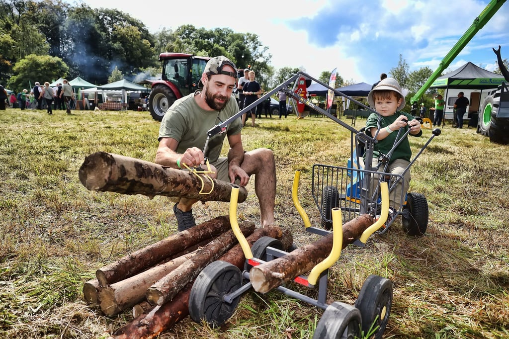 Früh übt sich was ein Waldarbeiter werden will. Mati (3) mit Vater David Gottwaldt aus Neehausen auf dem kleinen Rückezug.