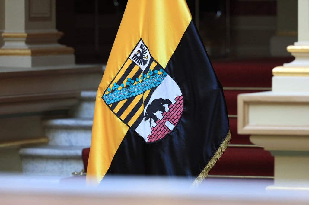 Eine Fahne des Landes Sachsen-Anhalt steht in der Staatskanzlei bei einer Pressekonferenz zur Vorstellung des Entwurfs des Koalitionsvertrages von CDU, FDP und SPD Sachsen-Anhalt.