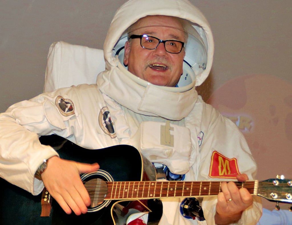 Der Autor Peter Ghost stellte als Überraschungsgast den Lesesommer-Preisträgern sein Hörbuch "Benni, das Knuddelmonster ? Mit Apollo 22 zum Mars" vor.