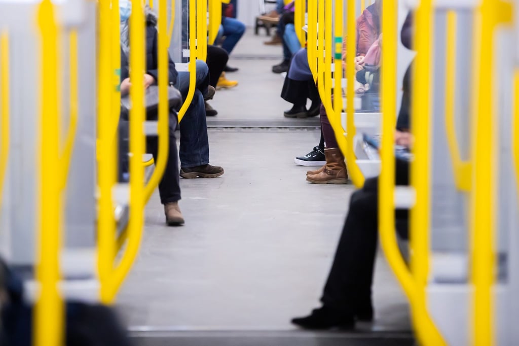 Fahrgäste sitzen in einer U-Bahn. Viele Verkehrsunternehmen bedanken sich mit einer besonderen Aktion bei treuen Kunden.