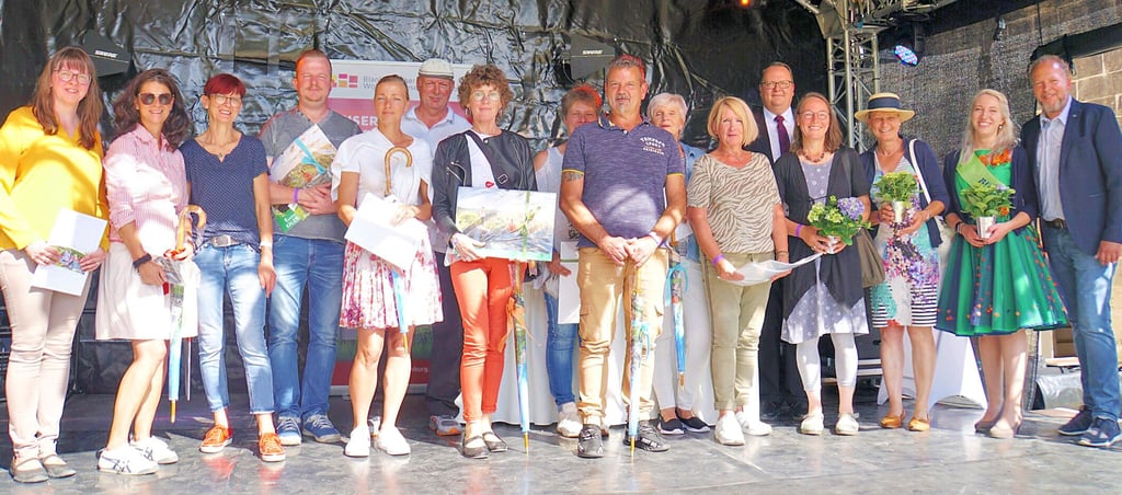Dank für die Teilnahme an der Aktion ?Schau in den Garten" auf der Bühne vor dem Kleinen Schloss zum ?Tag der Blankenburger Schönheiten". Ihre Plaketten bekamen die Kindertagestätte ?Am Regenstein?, die Abteilung P1 der Klinik für Psychiatrie des Harzklinikums, Karin Volkmann, Anke Gercke-Oberstädt, Ingrid Klamroth und Frank Kubista sowie Norbert Lorenz. Es fehlt Christa Grimme.