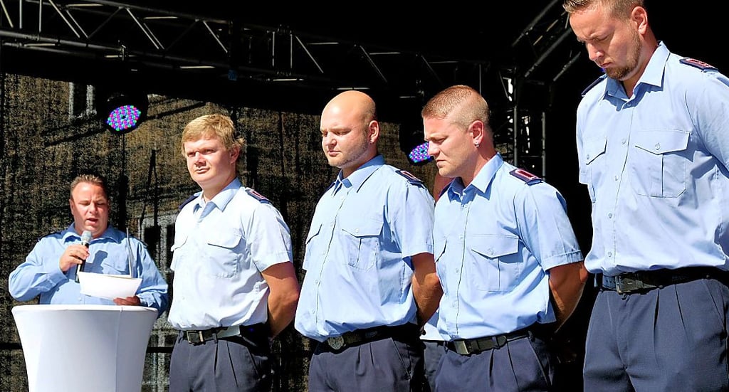 Blankenburgs Ortswehrleiter Alexander Beck verliest die Beförderung für seine Kameraden Paul Deutschmann, Christopher René Krüger, Fabian Lamm und Yves Zimmermann.