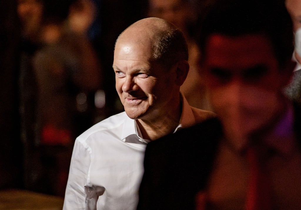 Olaf Scholz (SPD), Spitzenkandidat seiner Partei bei der kommenden Bundestagswahl, besucht nach der ARD-Wahlarena zur Bundestagswahl ein Public Viewing der SPD in der Bar „Strandsalon“.
