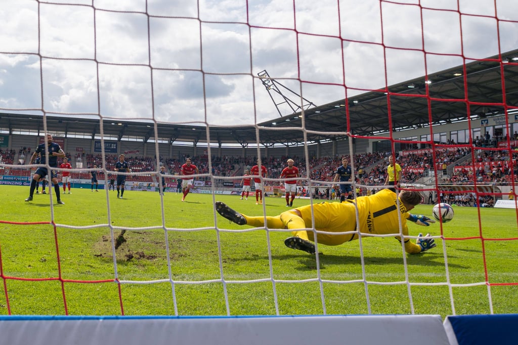 HFC-Keeper Sven Müller pariert den Elfmeter von 1860-Stürmer Sascha Mölders.