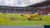 HFC-Keeper Sven Müller pariert den Elfmeter von 1860-Stürmer Sascha Mölders.