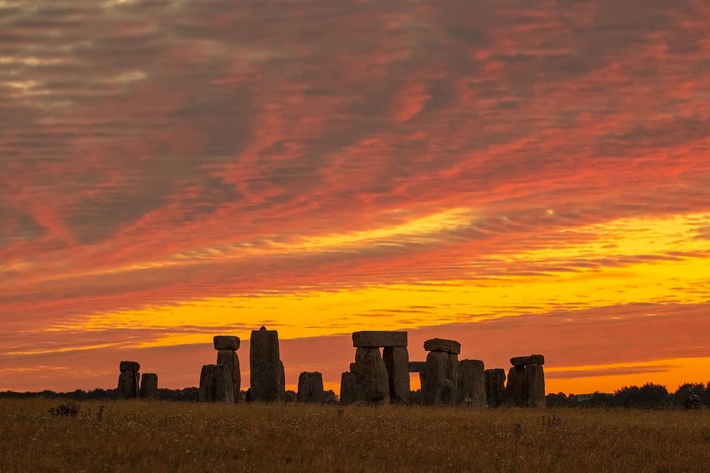 Sonnenaufgang über Stonehenge.