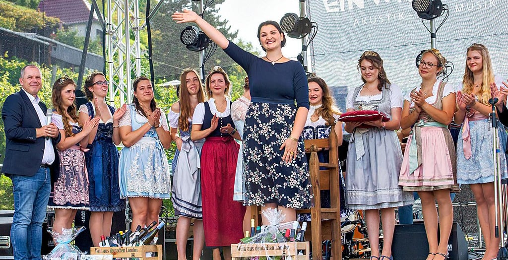 Viel Beifall für eine bemerkenswerte zweijährige Amtszeit: Die scheidende Weinkönigin Annemarie Triebe verabschiedet sich aus ihrem Amt.