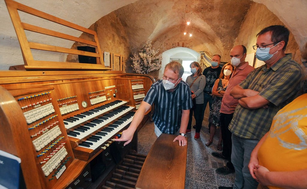 ?Hausherr? Rolf Walther (l.) erläutert auf einem Rundgang durchs Orgelbaumuseum Klosterhäseler die Funktionsweise eines elektrischen Orgel-Spieltisches.