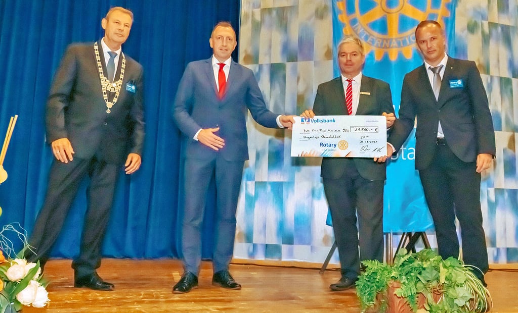 Rotary-Präsident Frank Knöppler (links), Andreas Moosdorf (rechts) vom Vorstand der Rotary-Fördergesellschaft und Stefan König (2. von rechts) von der Salzlandsparkasse überreichen einen 21 500-Euro-Scheck an Oberbürgermeister Sven Wagner.