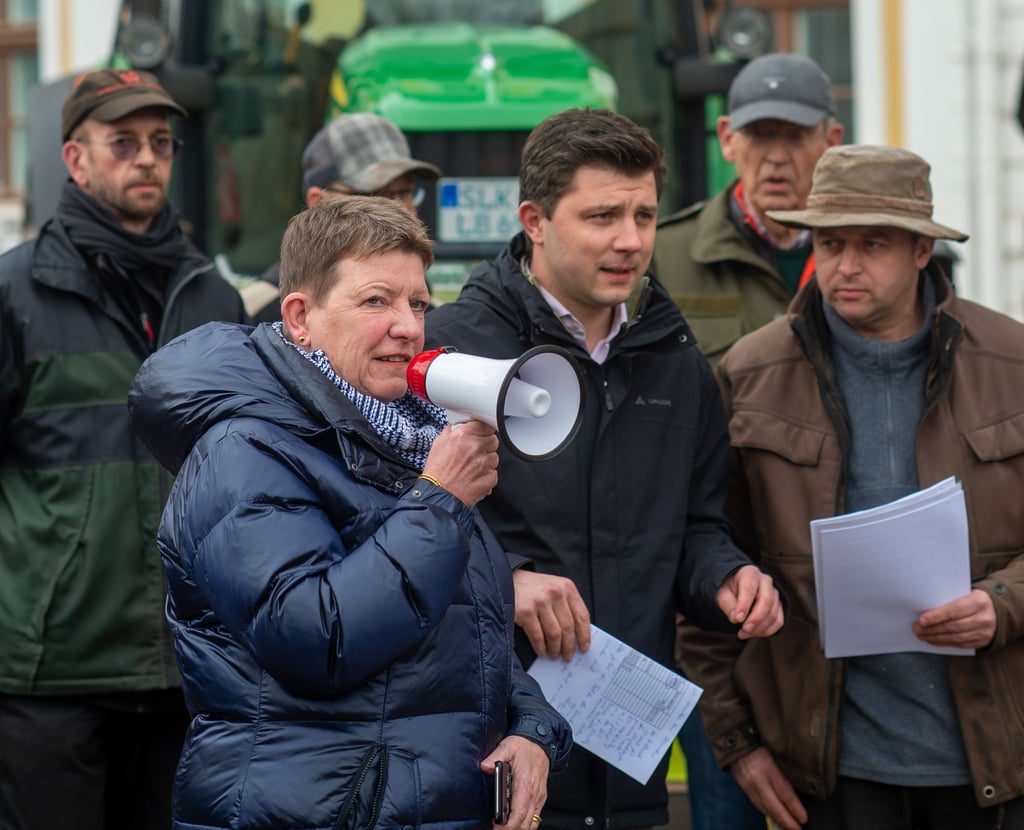 Claudia Dalbert bei einer Demonstration auf dem Magdeburger Domplatz mit Landwirten der Gruppierung "Land schafft Verbindung": Trotz Vorbehalten der Bauern zu Beginn ihrer Amtszeit hätten beide Seiden bald zu einem vertrauensvollen Dialog gefunden, sagt die Grünen-Politikerin.