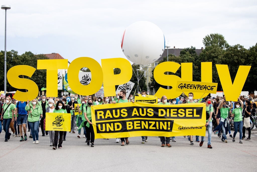 „STOP SUV“: In München haben erneut mehrere Tausend Teilnehmer gegen die IAA protestiert.