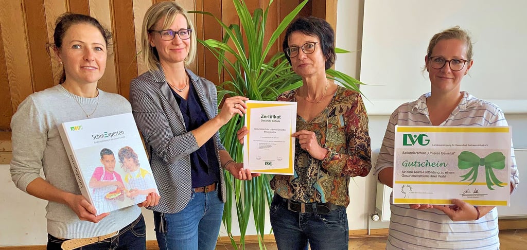 Die Sekundarschule ?Unteres Geiseltal? in Braunsbedra wurde zum sechsten Mal als ?Gesunde Schule? ausgezeichnet. Lehrerin Katharina Samolenka (l.), die stellvertretende Schulleiterin Ines Schmidt (2.v.r.) und Schulsozialarbeiterin Carolin Köhler (r.) nahmen von Melanie Kahl von der Landesvereinigung für Gesundheit Sachsen-Anhalt das Zertifikat und weitere Preise entgegen.