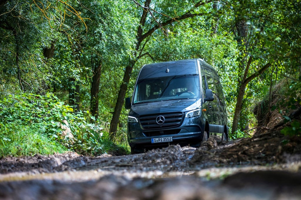 Über Stock und Stein: Der Sprinter von Mercedes dient zuweilen auch als Basis für Campingfahrzeuge und bekommt nun einen neuen Allradantrieb.