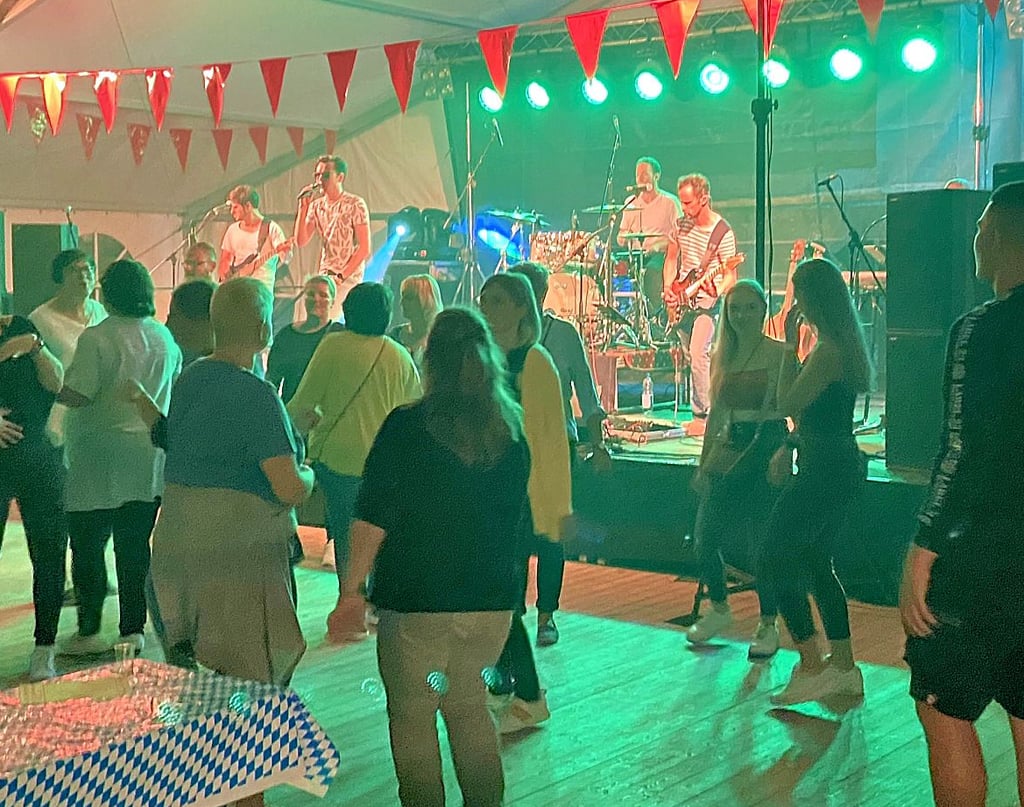 Am Freitag tanzten die Gäste zur Musik der Band ?Einzig & Artig? im Festzelt.