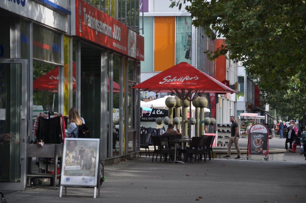 Nordabschnitt des Breiten Wegs in Magdeburg, eine der Fußgängerzonen mit Handel in der Landeshauptstadt Sachsen-Anhalts.