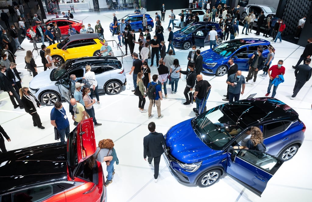 Messebesucher während der Internationalen Automobil-Ausstellung am Stand von Renault.