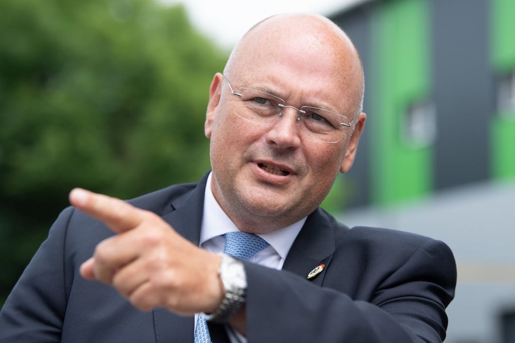 Arne Schönbohm, Präsident des Bundesamtes für Sicherheit in der Informationstechnik (BSI), steht vor einem Nebenstandort seiner Behörde in Freital.