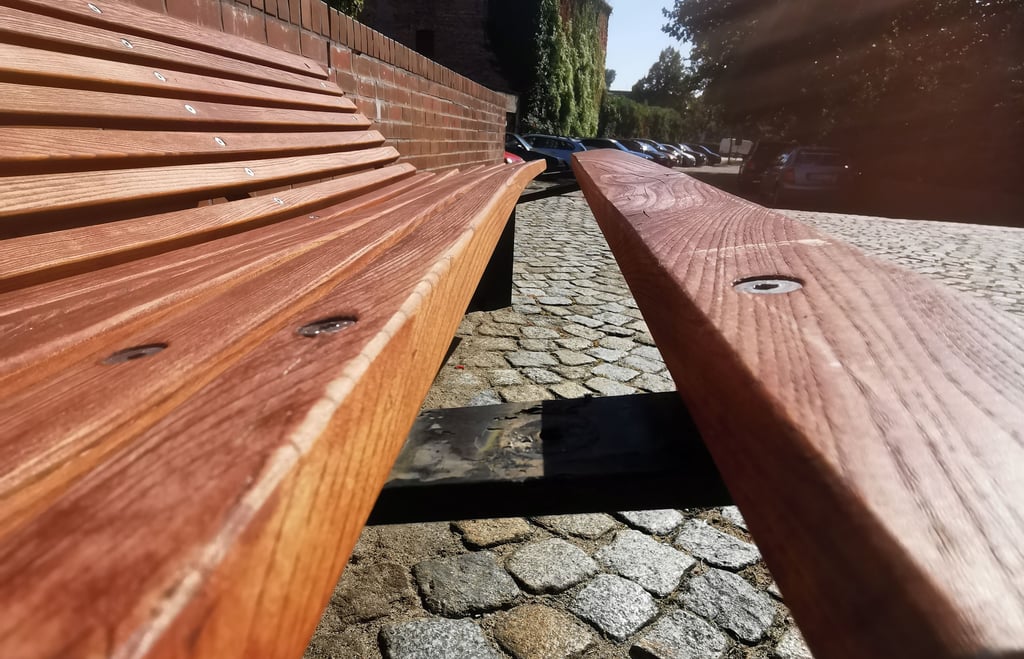 Eine kaputte Bank vor dem Rathaus in Salzwedel.