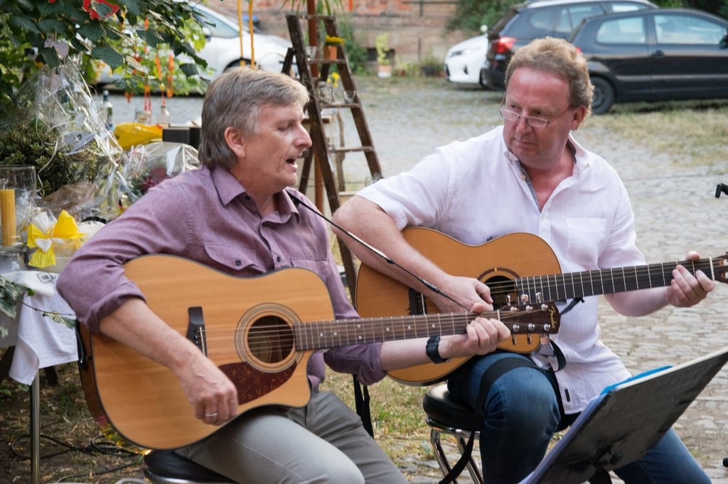 Seit gut fünf Jahren sind die beiden Wernigeröder Freizeitmusiker Rainer Hochmuth (links) und Steffen Blauwitz das Liedermacherduo ?Liedzweig?. In der Coronapause haben sie ihr erstes Album aufgenommen.