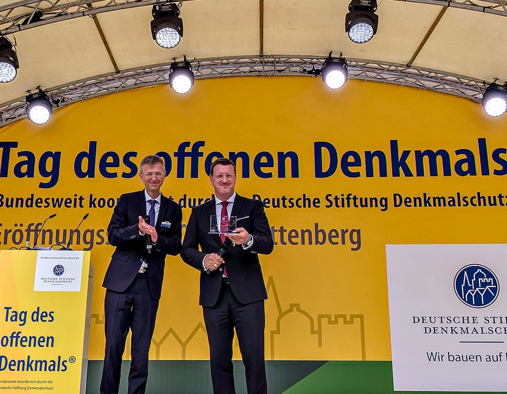 Oberbürgermeister Torsten Zugehör nahm den Denkmalschutz-Preis von Steffen Skudelny, Vorstand der Stiftung Denkmalschutz, entgegen.