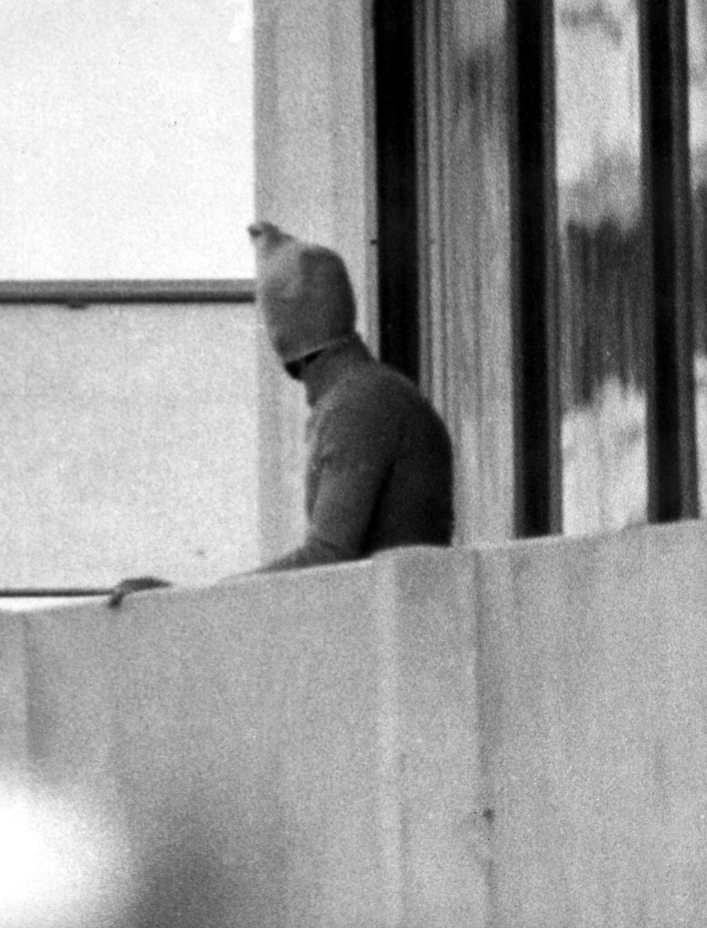 Ein vermummter arabischer Terrorist zeigt sich auf dem Balkon des israelischen Mannschaftsquartiers im Olympischen Dorf der Sommerspiele.