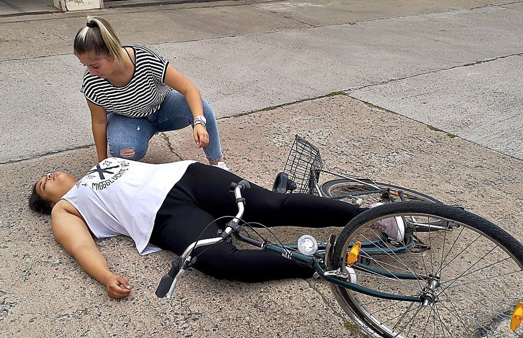 Wer einen Menschen in Not beobachtet, wie hier die gestürzte Radfahrerin, ist verpflichtet zu helfen.