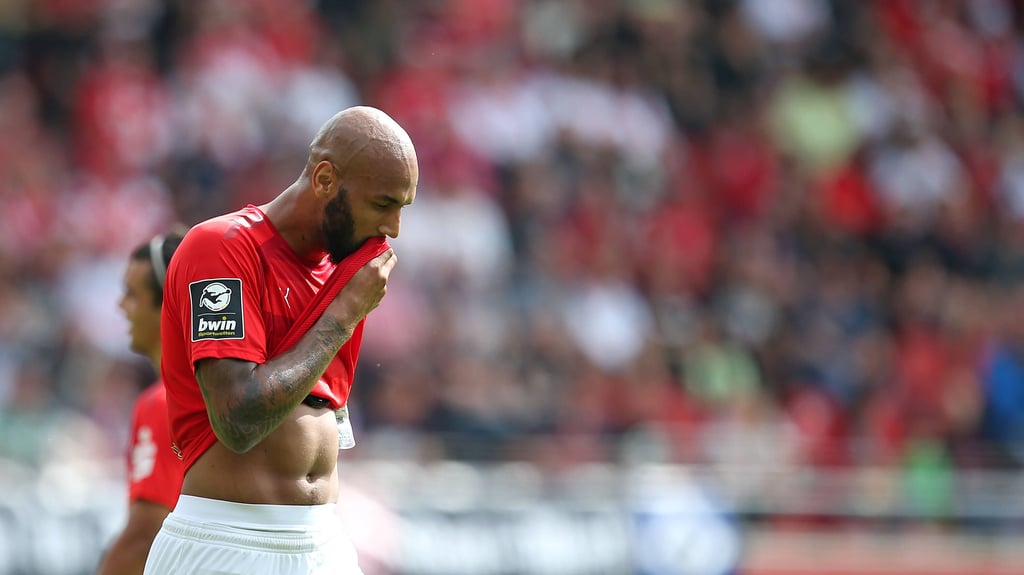 Terrence Boyd verlässt nach seiner Roten Karten das Feld.