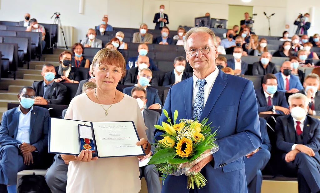 Ministerpräsident Reiner Haseloff überreichte Margitta Kunze den Verdienstorden der Bundesrepublik Deutschland.