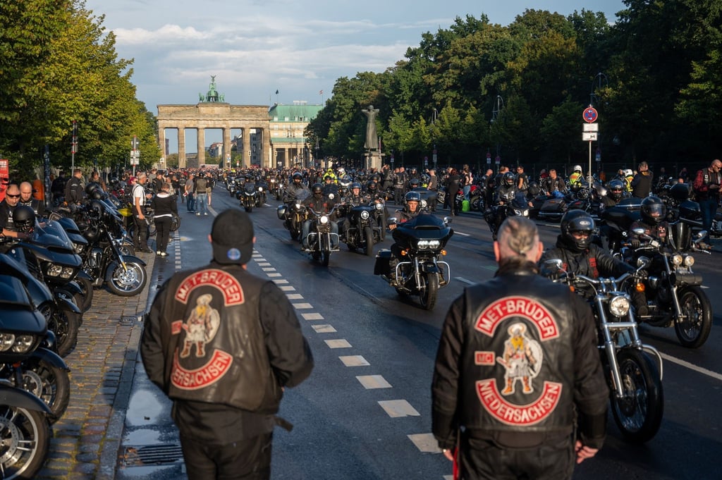 Bei einem Motorradkorso fahren Teilnehmer auf Motorrädern auf der Straße des 17. Juni vor dem Brandenburger Tor.