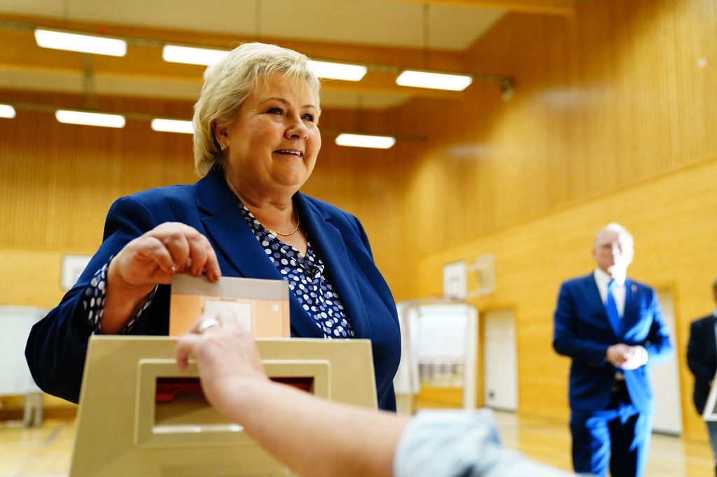 Norwegens Ministerpräsidentin Erna Solberg gibt ihre Stimme in der Skjold-Schule in ihrer Heimatstadt Bergen ab.