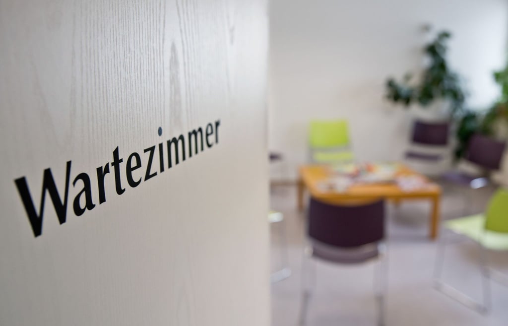 Wenig sitzen, zügig drankommen: Die Zufriedenheit von Patienten in Deutschland ist gestiegen.