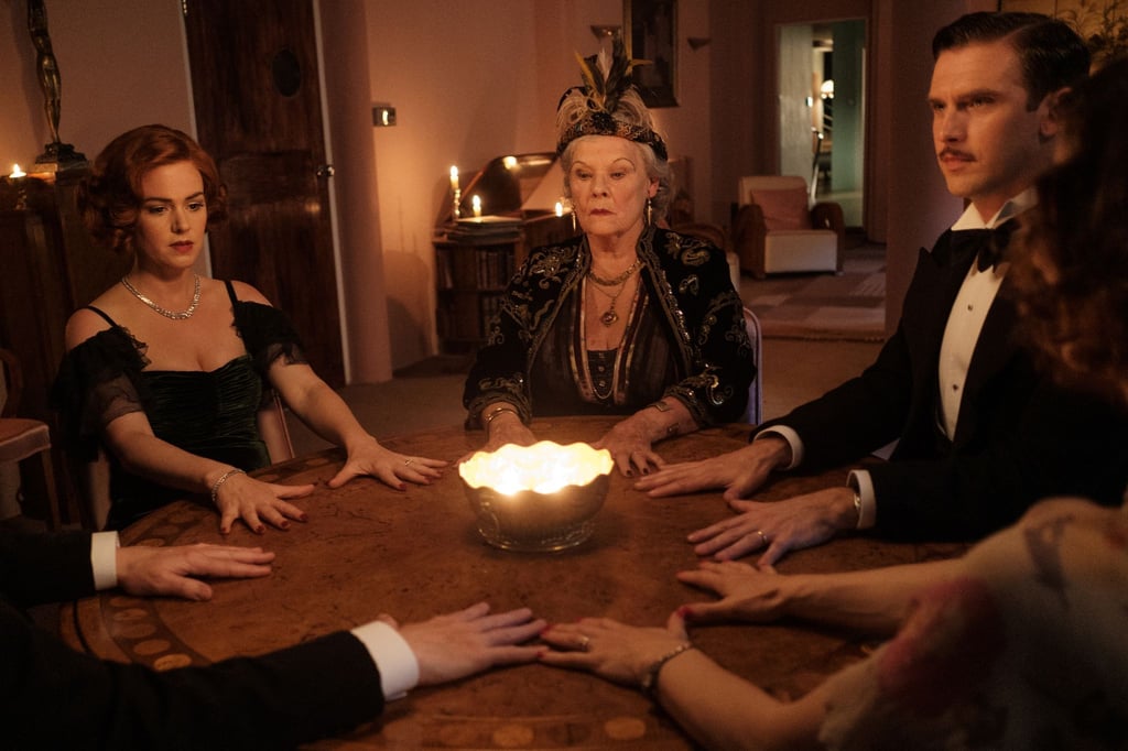 Geisterbeschwörung: Ruth Condomine (Isla Fisher l-r), Madame Arcati (Judi Dench) und Charles Condomine (Dan Stevens) bei einer Séance.