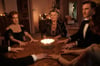 Geisterbeschwörung: Ruth Condomine (Isla Fisher l-r), Madame Arcati (Judi Dench) und Charles Condomine (Dan Stevens) bei einer Séance.