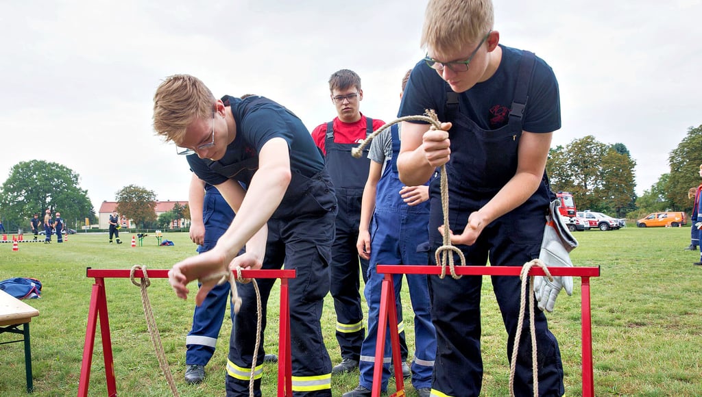 Knoten und Bunde müssen die Nachwuchs-Feuerwehrleute ?im Schlaf? beherrschen. Das war eine Station des ?Spiels ohne Grenzen?.