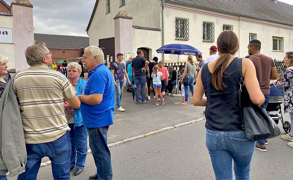 Geduldig stellen sich die Besucher am Eingang an. Dort müssen sie sich aufgrund der Coronaauflagen in eine Liste eintragen.