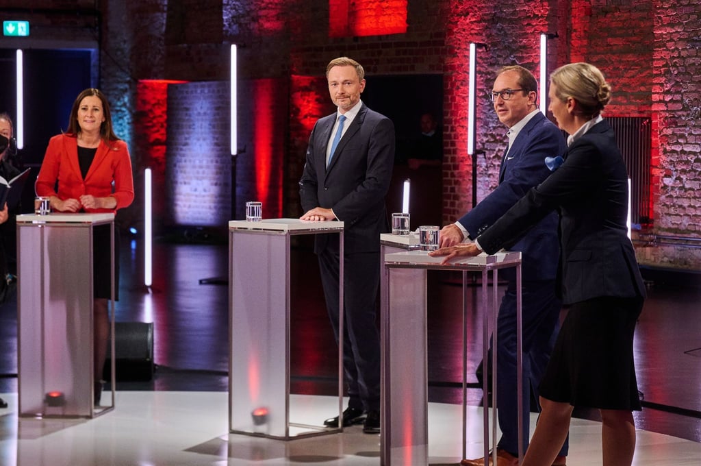 Janine Wissler (l-r), Christian Lindner, Alexander Dobrindt und Alice Weidel kurz vor Beginn der Live-Sendung.