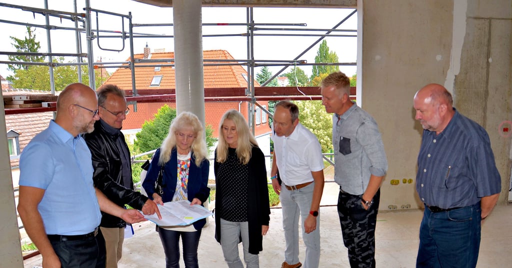 Mitarbeiter der Lebenshilfe-Verwaltung konnten sich schonmal ein Bild von ihren künftigen Büros im neuen Gebäude am Staßfurter Luisenplatz machen. Lebenshilfe-Geschäftsführer Stefan Labudde (von links) und Architekt Uwe Sontach zeigen hier Verwaltungsleiterin Ramona Gödde und Kollegen die Raumaufteilung in der zweiten Etage.