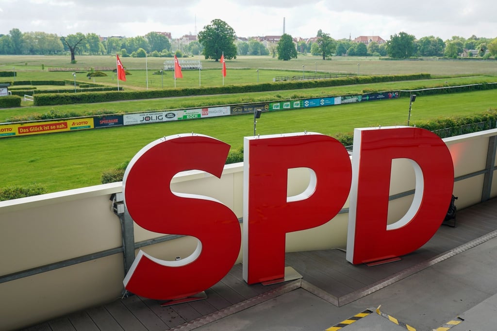 Das Logo der SPD steht bei einem Parteitag.